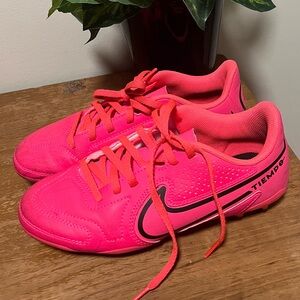 Girls Soccer show Nike Tiempo
